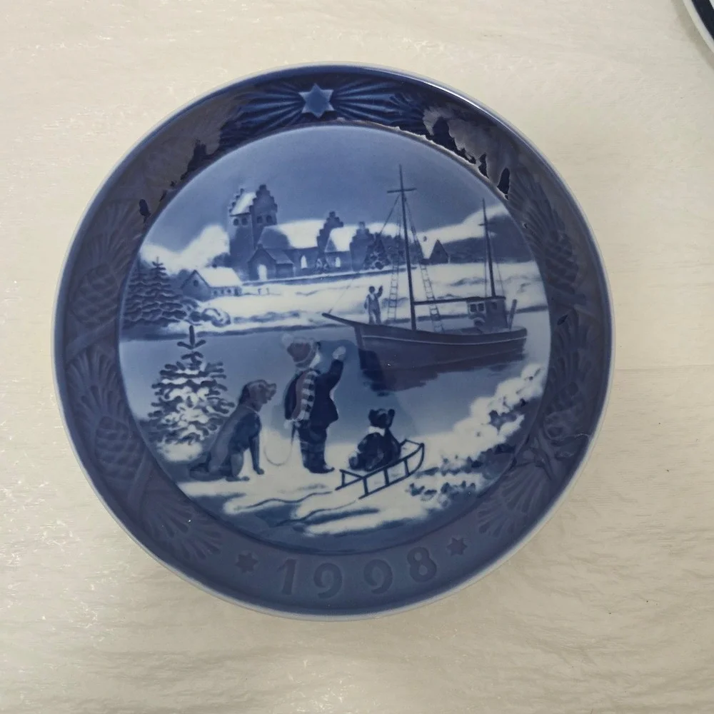 Royal Copenhagen 1998 Christmas Plate Welcome Home Blue White Porcelain Denmark